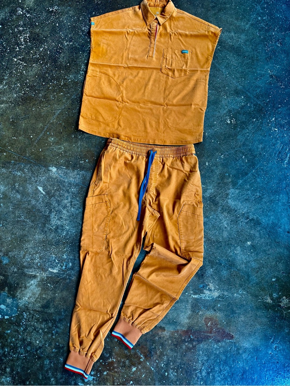 Mediclo Men’s Burnt Orange Cargo Joggers scrub set. (Men’s S= Women’s M)